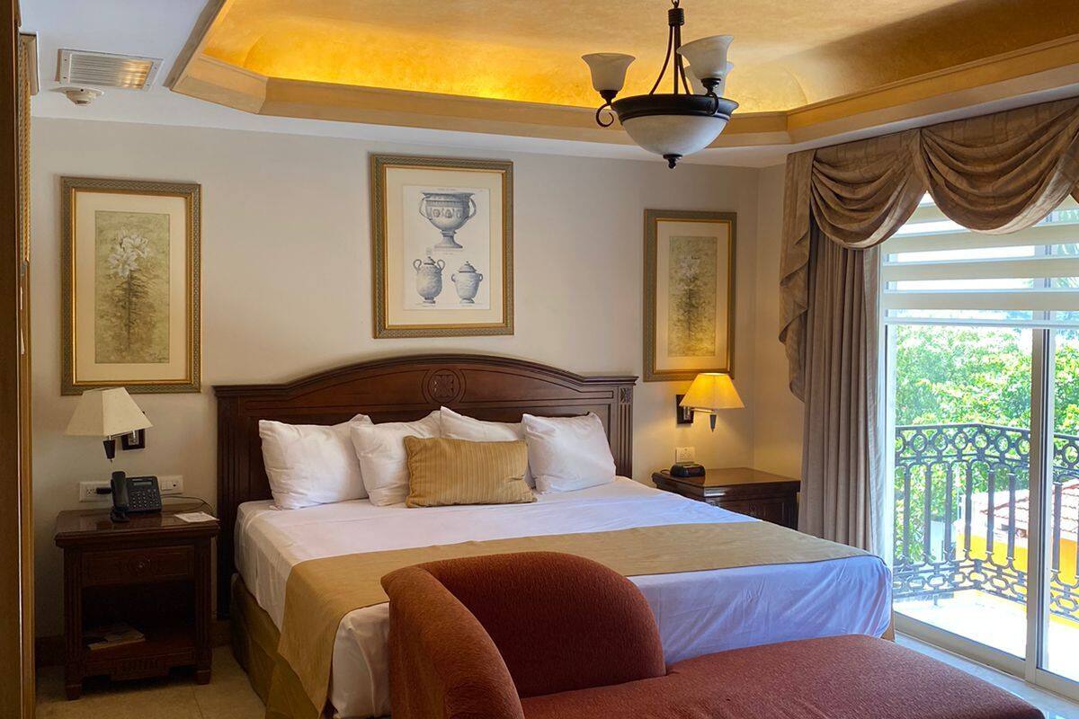 executive suite, 1 king bed, non smoking, pool view | 1 bedroom, in-room safe, individually furnished, desk