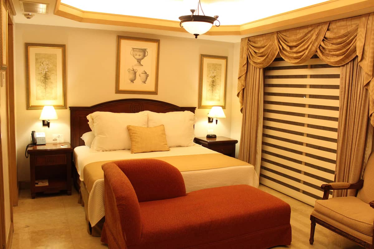 luxury suite, multiple beds, non smoking | 1 bedroom, in-room safe, individually furnished, desk