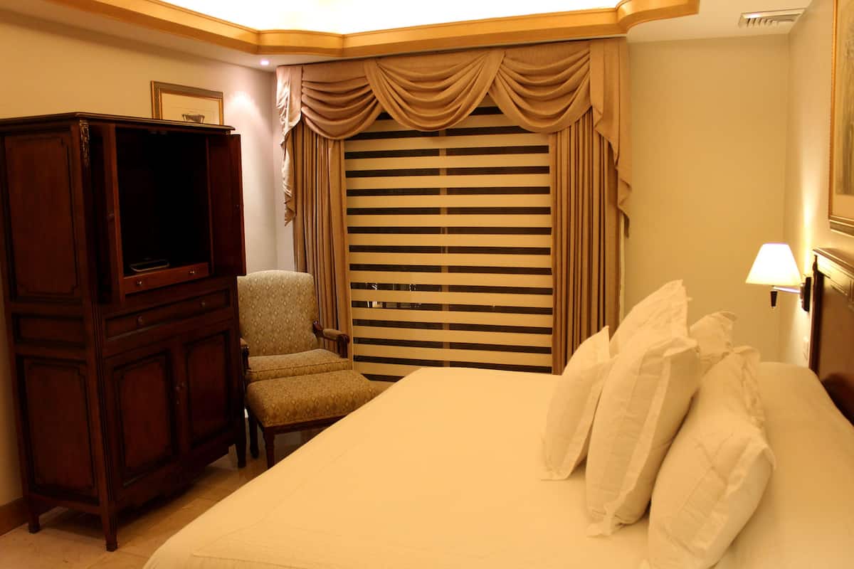 luxury suite, multiple beds, non smoking | 1 bedroom, in-room safe, individually furnished, desk