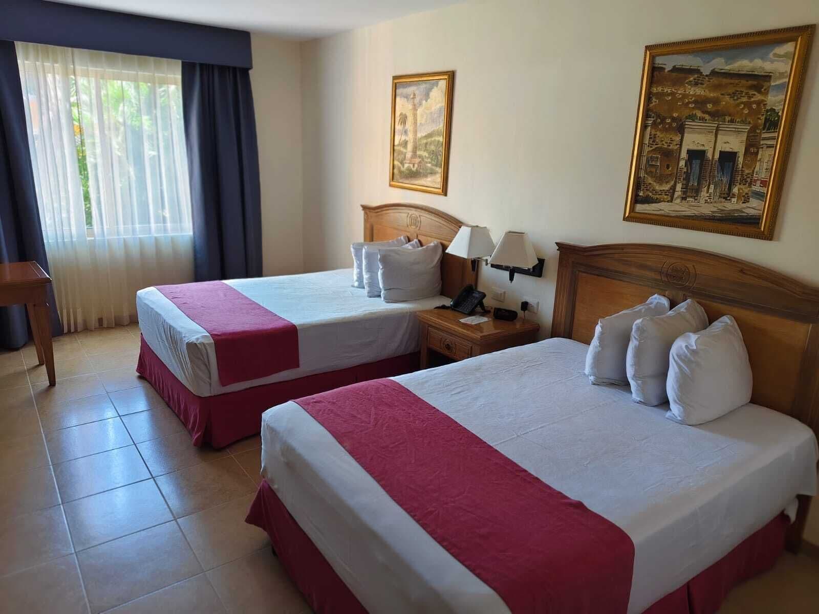 Dobbeltrom, 2 queensize-senger | Safe på rommet, individuelt innredet, skrivebord og blendingsgardiner