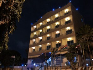 Front of property – evening/night - Maple Leaf Hotel (Accra)