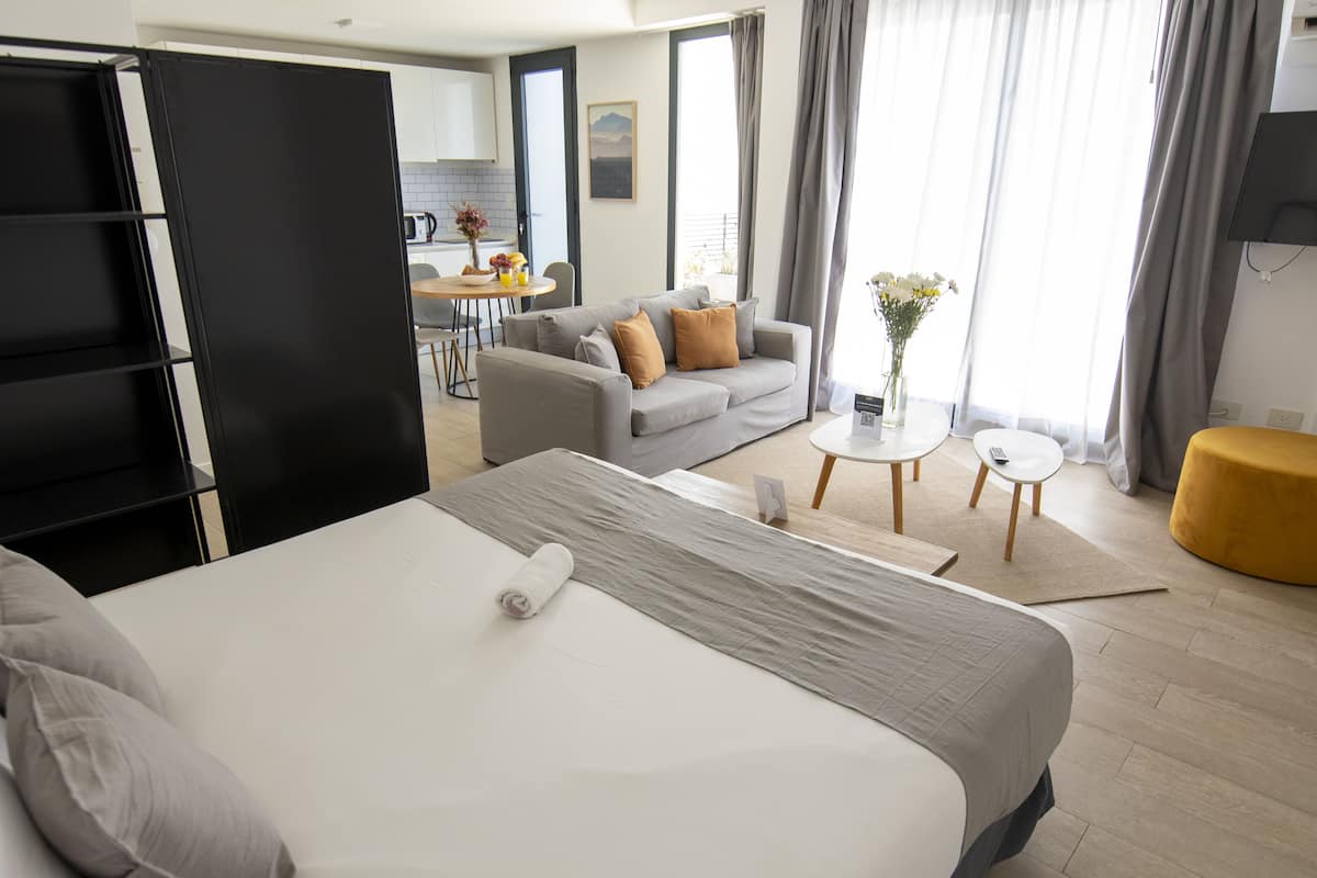 1 habitación, caja de seguridad en la habitación y escritorio