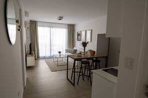 Deluxe Apartment | Dining room