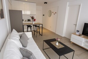 Apartamento luxo | Área de estar | TV de tela plana 32 polegadas com canais a cabo, TV