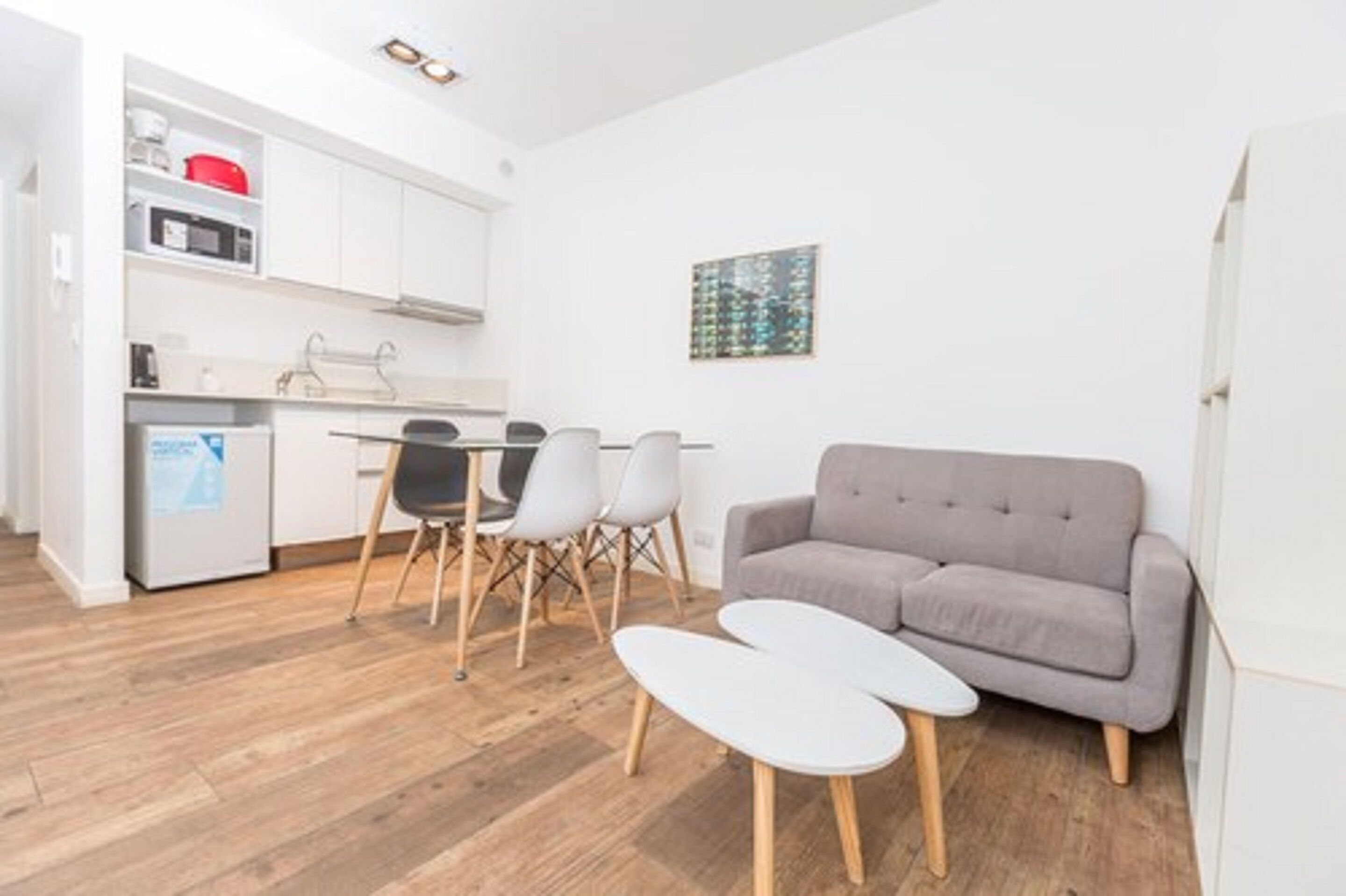 開放式客房 (03) | 客廳 | 32-吋LED 液晶電視、有線頻道、電視