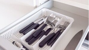 A kitchen with a stainless steel sink, a faucet, a soap dispenser, and a utensil holder with knives and spoons. - Babel Belgrano (Buenos Aires)