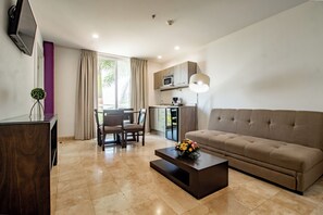 Superior Room, Non Smoking | Living area | 32-inch flat-screen TV with satellite channels - Memora Hotel & Villas Chapala (Chapala)