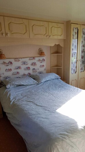 Basic Chalet | 2 bedrooms, free WiFi, bed sheets - Caravan by Sea (Pwllheli)