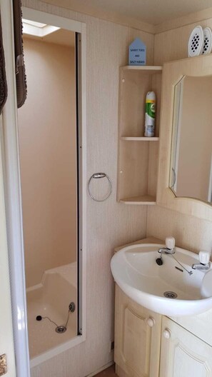 Basic Chalet | Bathroom shower - Caravan by Sea (Pwllheli)