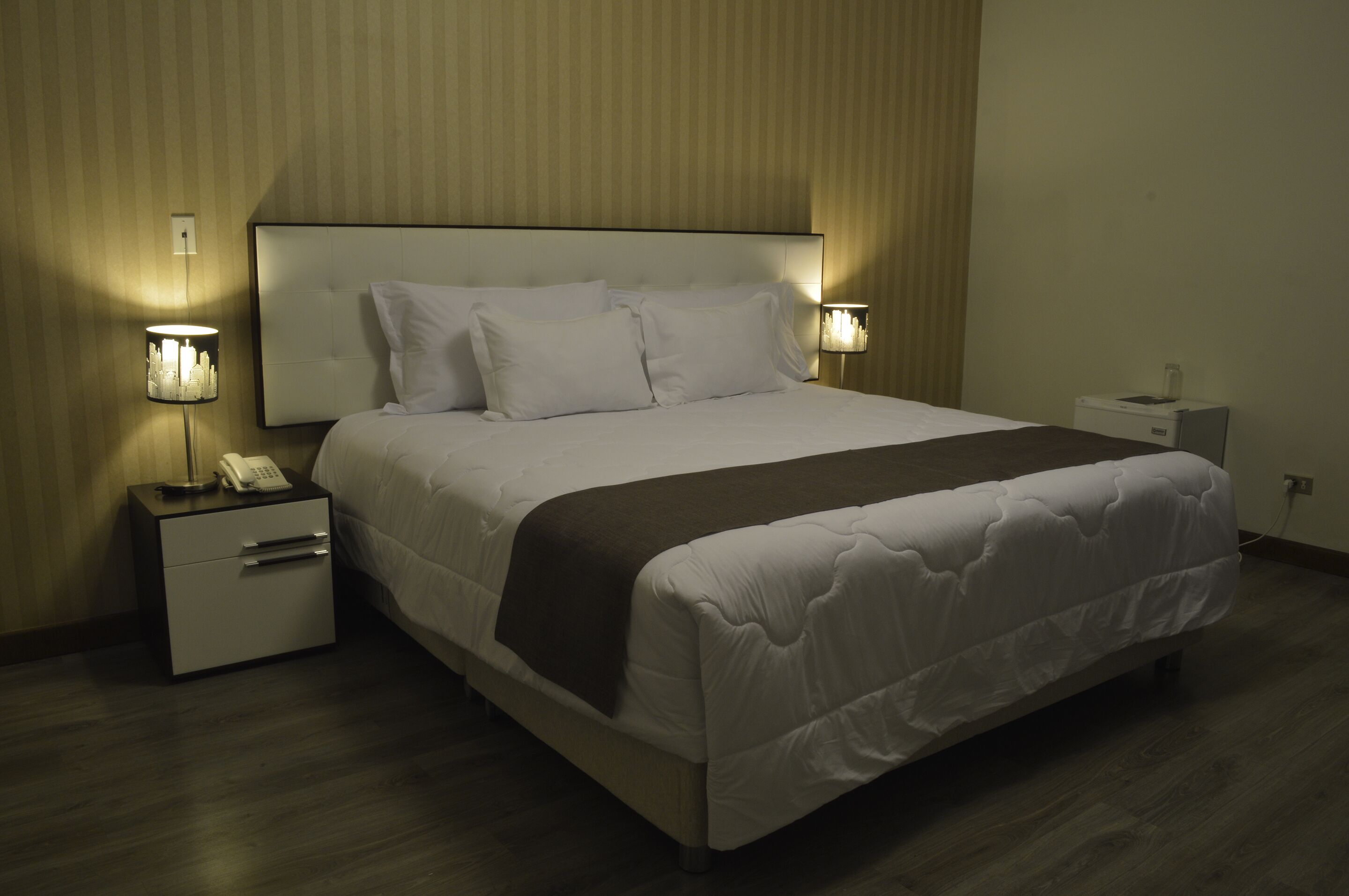 business room | premium bedding, minibar, in-room safe, desk