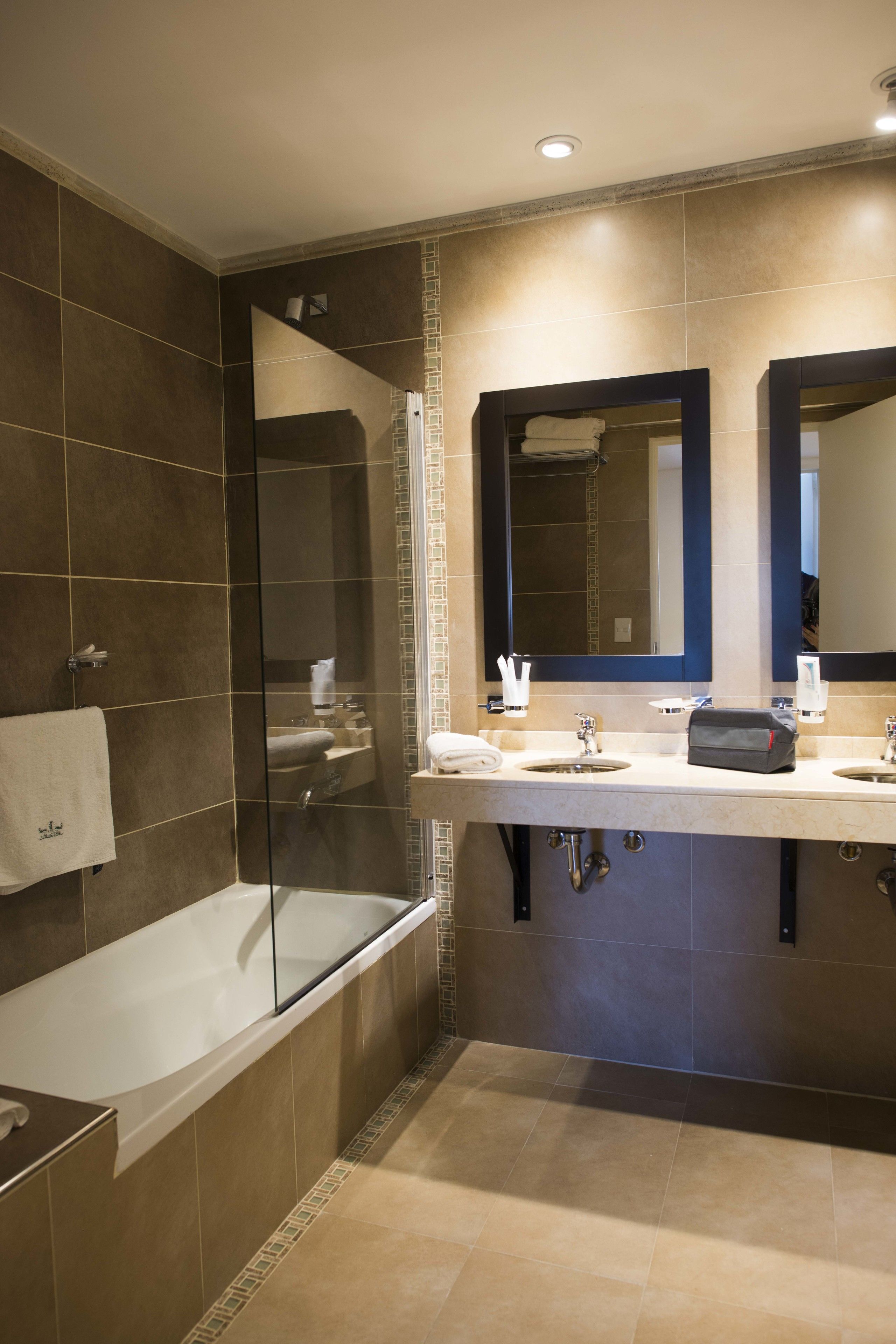 apartment, multiple beds, non smoking, city view | bathroom | combined shower/bathtub, deep-soaking bathtub, free toiletries