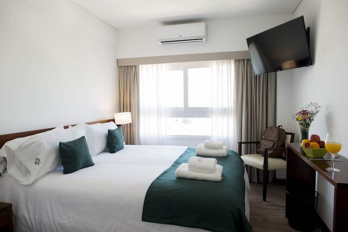 2 habitaciones, cortinas blackout y ropa de cama