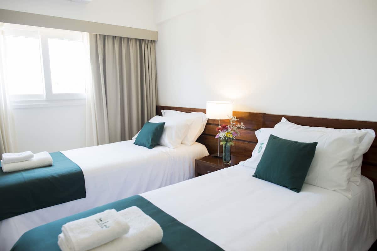 2 habitaciones, cortinas blackout y ropa de cama