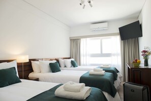 Quarto triplo, para não fumantes | Cortinas blackout, roupa de cama