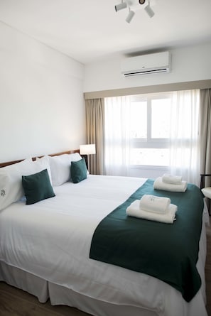 Double Room, Non Smoking | Blackout drapes, bed sheets - Hotel 6 De Octubre (Buenos Aires)