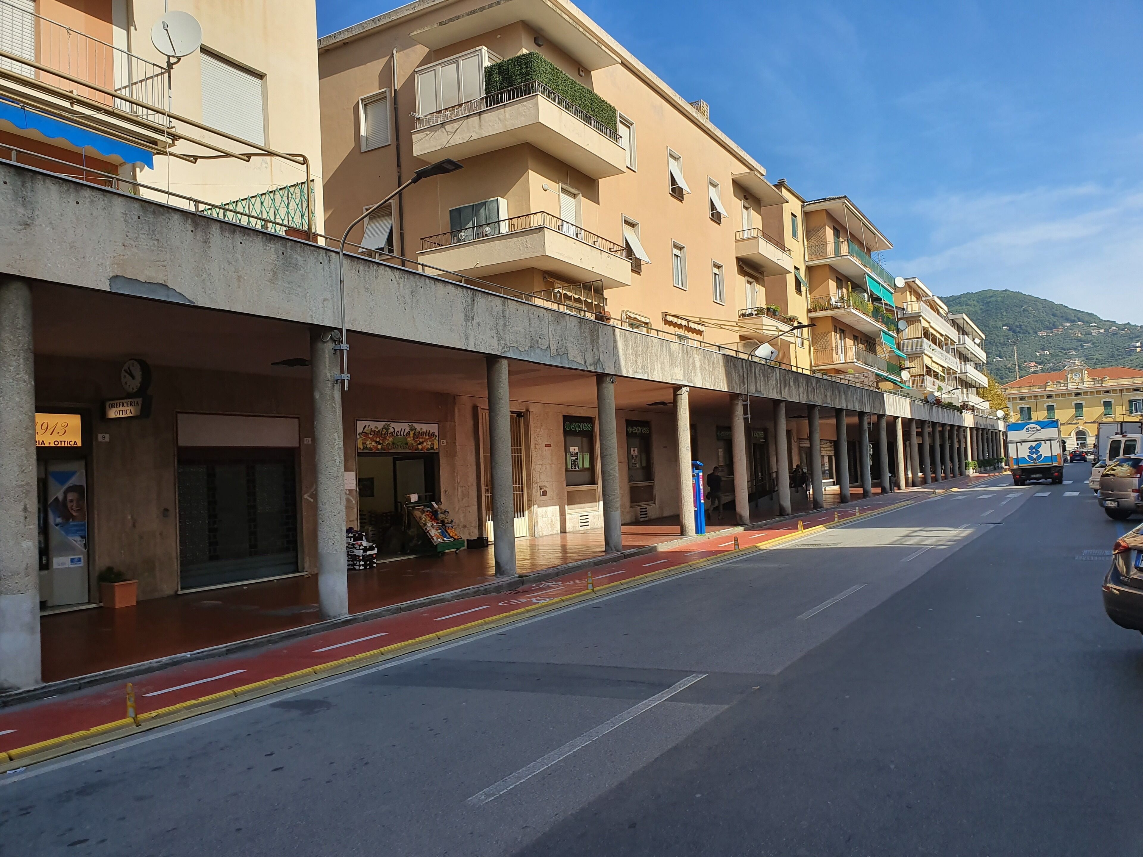 Vista frontal de la propiedad