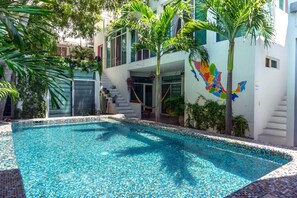 Outdoor pool, pool umbrellas, sun loungers - Casa Daikiri (Puerto Escondido)
