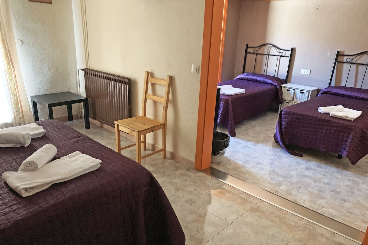 Vierpersoonskamer | Een bureau, babybedden, gratis wifi, beddengoed