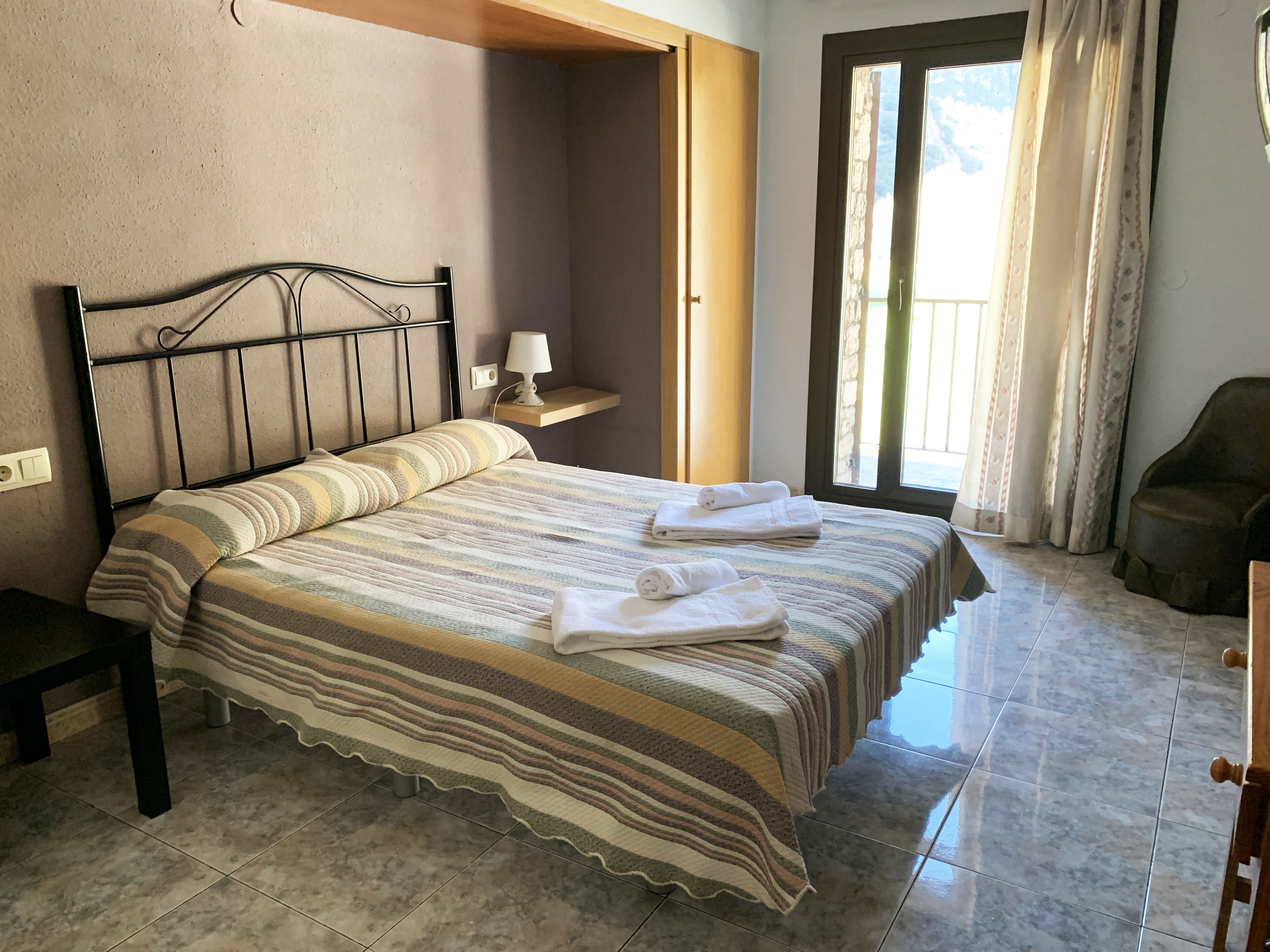 Bàn, nôi/giường cho trẻ sơ sinh (phụ phí) 