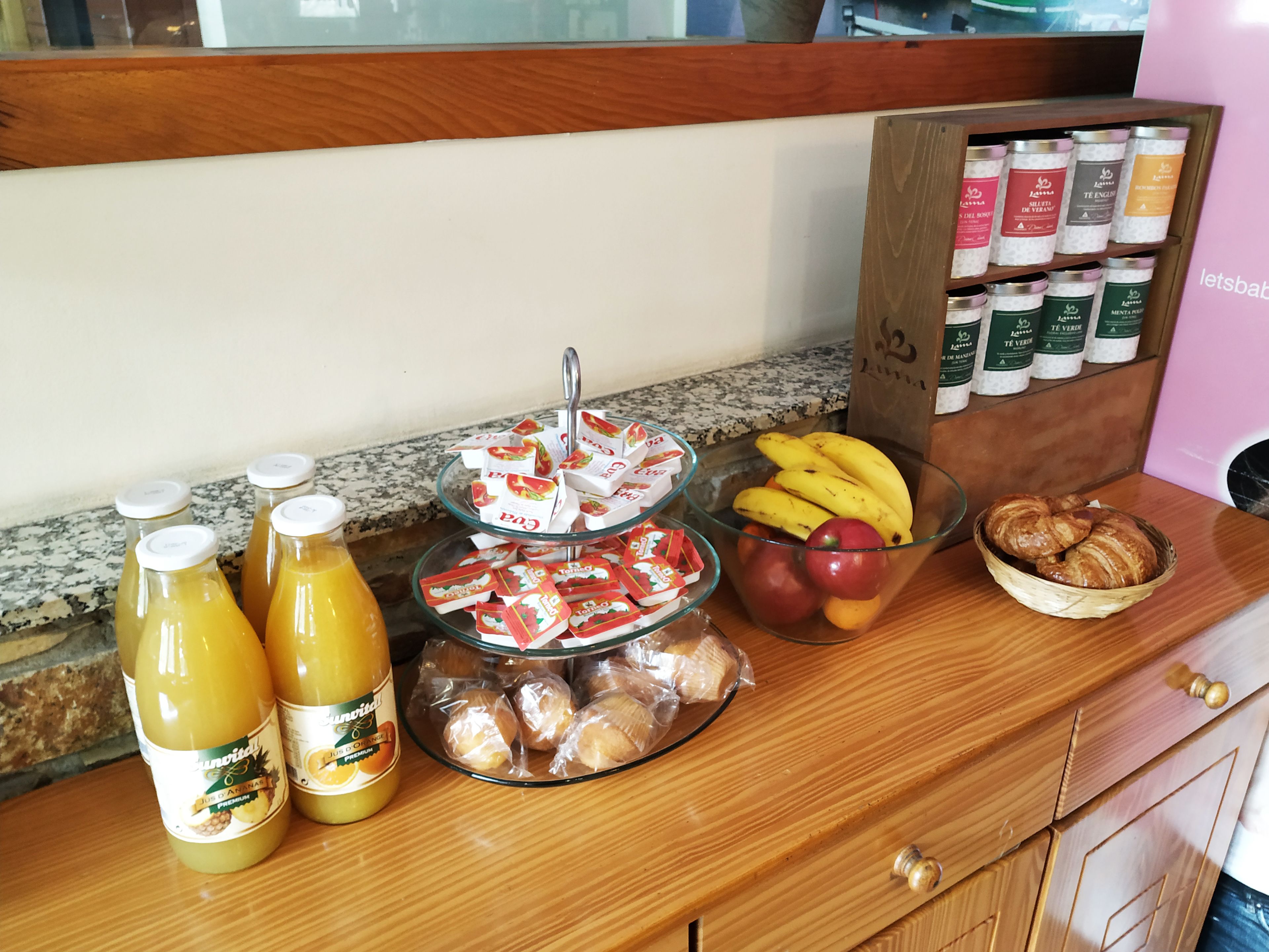 Daily continental breakfast (EUR 6 per person)
