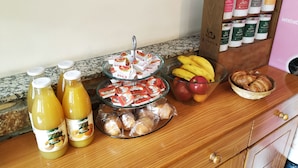 Daily continental breakfast for a fee - Hotel Barcelona (Sant Julia de Loria)