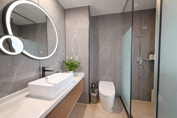 A modern bathroom with a rectangular sink, a toilet, a shower, and a large mirror. - GreenTreen Alliance Hotel Suzhou Mudu Town Jinshan Road Branch (Suzhou)