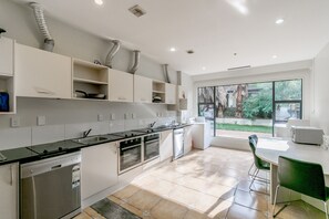 Fridge, microwave, electric kettle - Boulevard Hotel (Auckland)