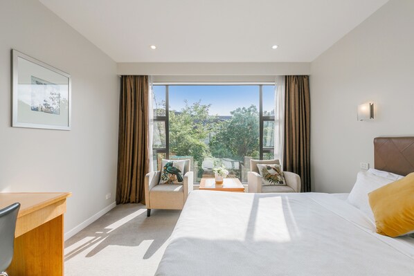 Habitación básica, 1 cama de matrimonio grande | 1 dormitorio, minibar con artículos gratuitos, caja fuerte y escritorio