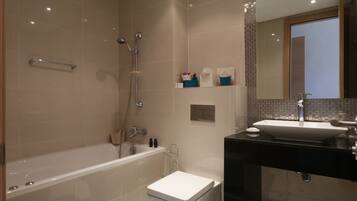 Apartamento, 2 habitaciones, no fumadores | Baño | Artículos de higiene personal gratuitos, secador de pelo y toallas