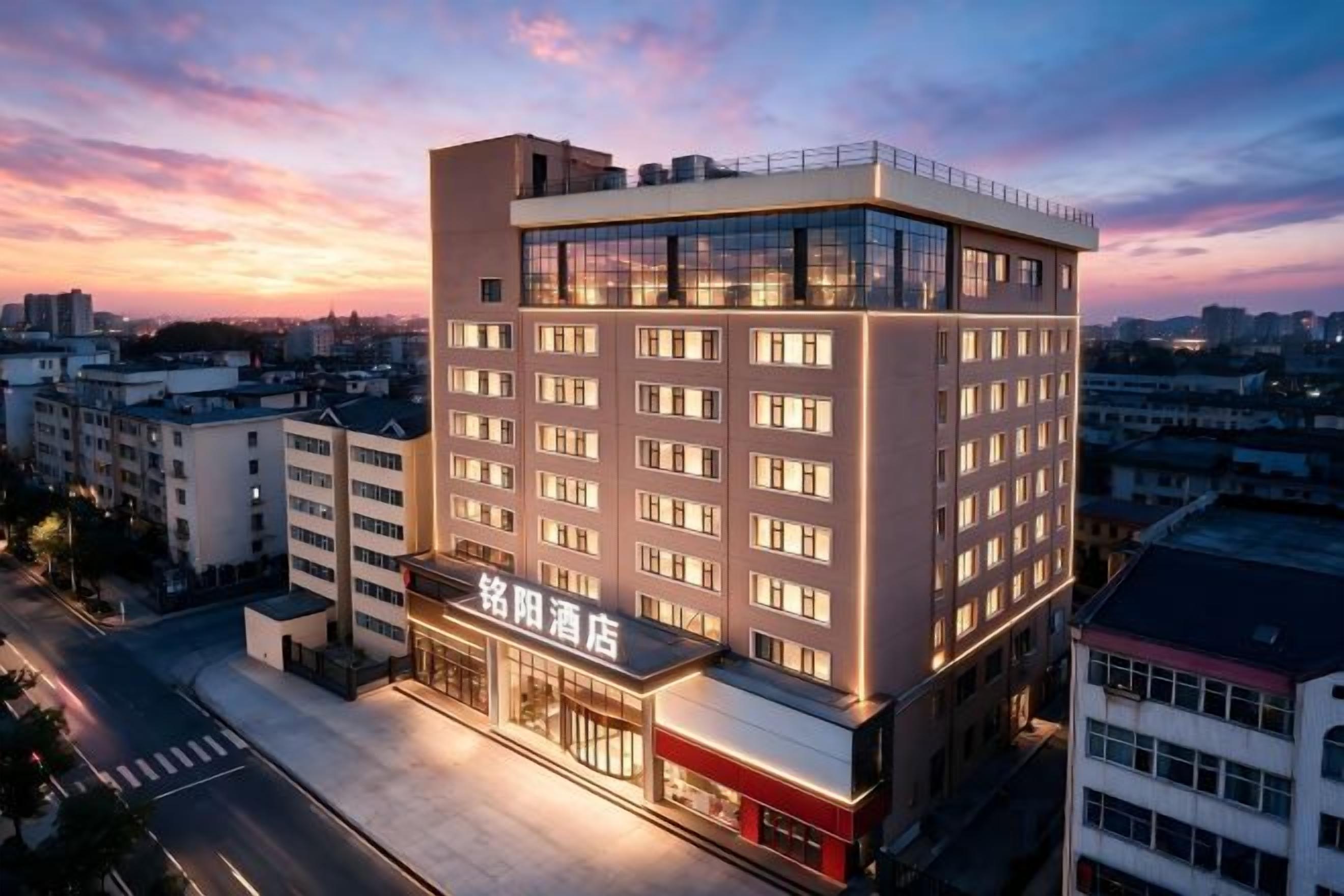 Un hotel moderno a più piani, con un ingresso ben visibile e un'ampia facciata in vetro.