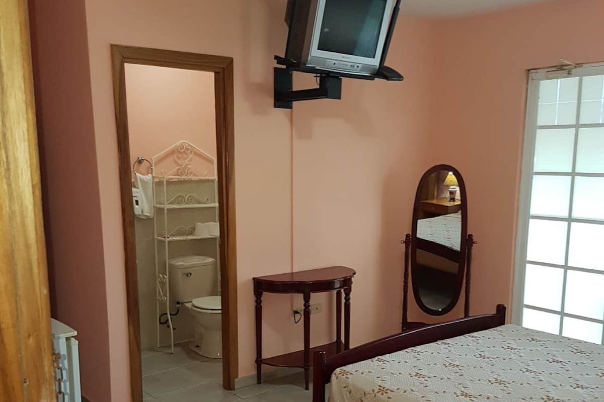 Habitación básica doble de uso individual | Wifi gratis y ropa de cama