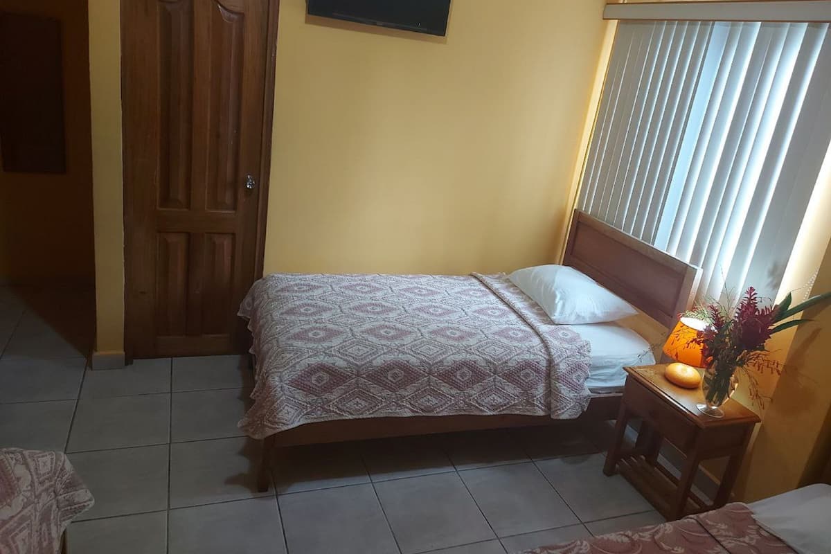 Habitación cuádruple estándar | Wifi gratis y ropa de cama