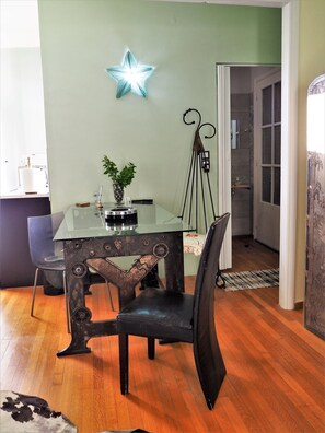 Een 45-inch televisie met kabelzenders en een dvd-speler