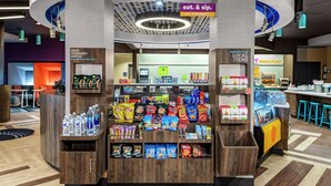 Ein rund um die Uhr geöffnete Marktumgebung mit Snacks und Getränken, darunter Chips, andere Snacks und abgefülltes Wasser.