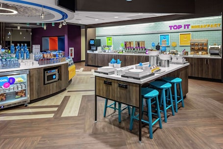 Desayuno buffet incluido todos los días . TRU By Hilton Crossett