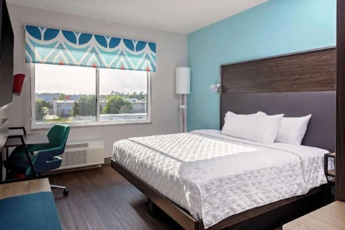 Zimmersafe, Schreibtisch, Verdunkelungsvorhänge, Bügeleisen/Bügelbrett