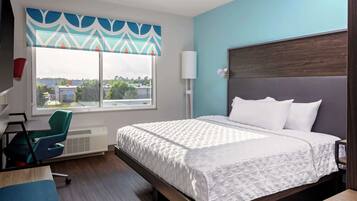 Safe på rommet, skrivebord, blendingsgardiner og strykejern/-brett