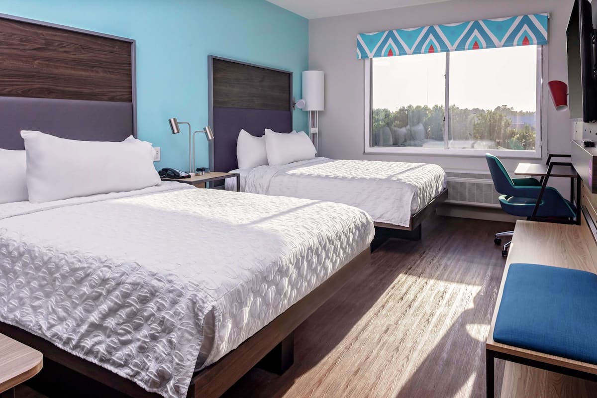 房內夾萬、書桌、遮光窗簾/窗簾、熨斗/熨衫板