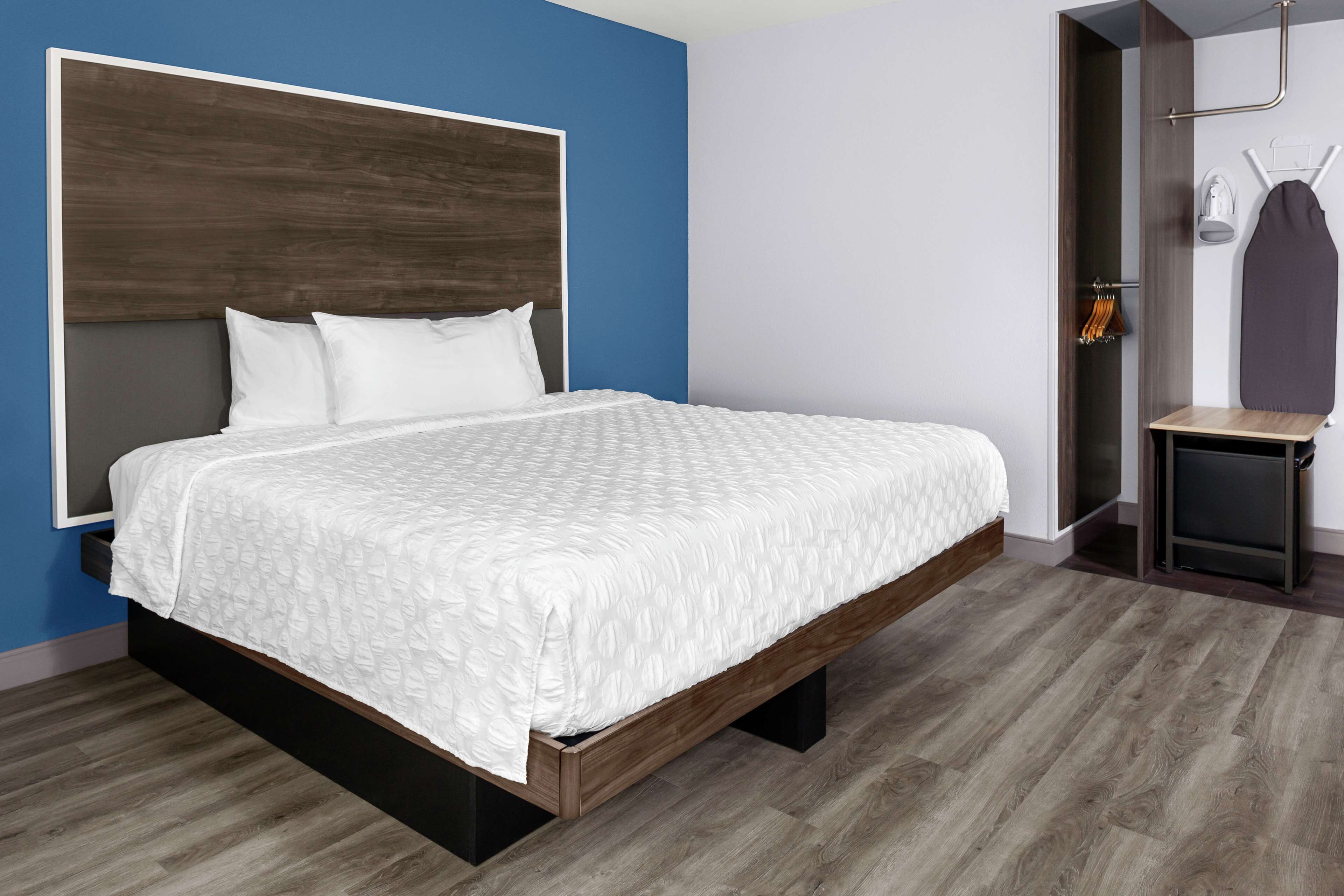 in-room safe, desk, laptop workspace, blackout curtains