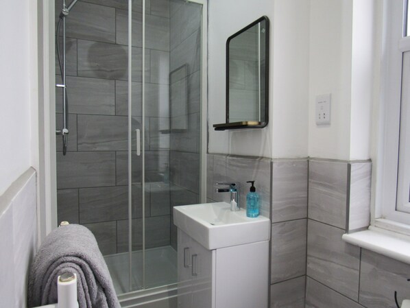 Comfort Double Room, Ensuite | Bathroom - Fifty (London)