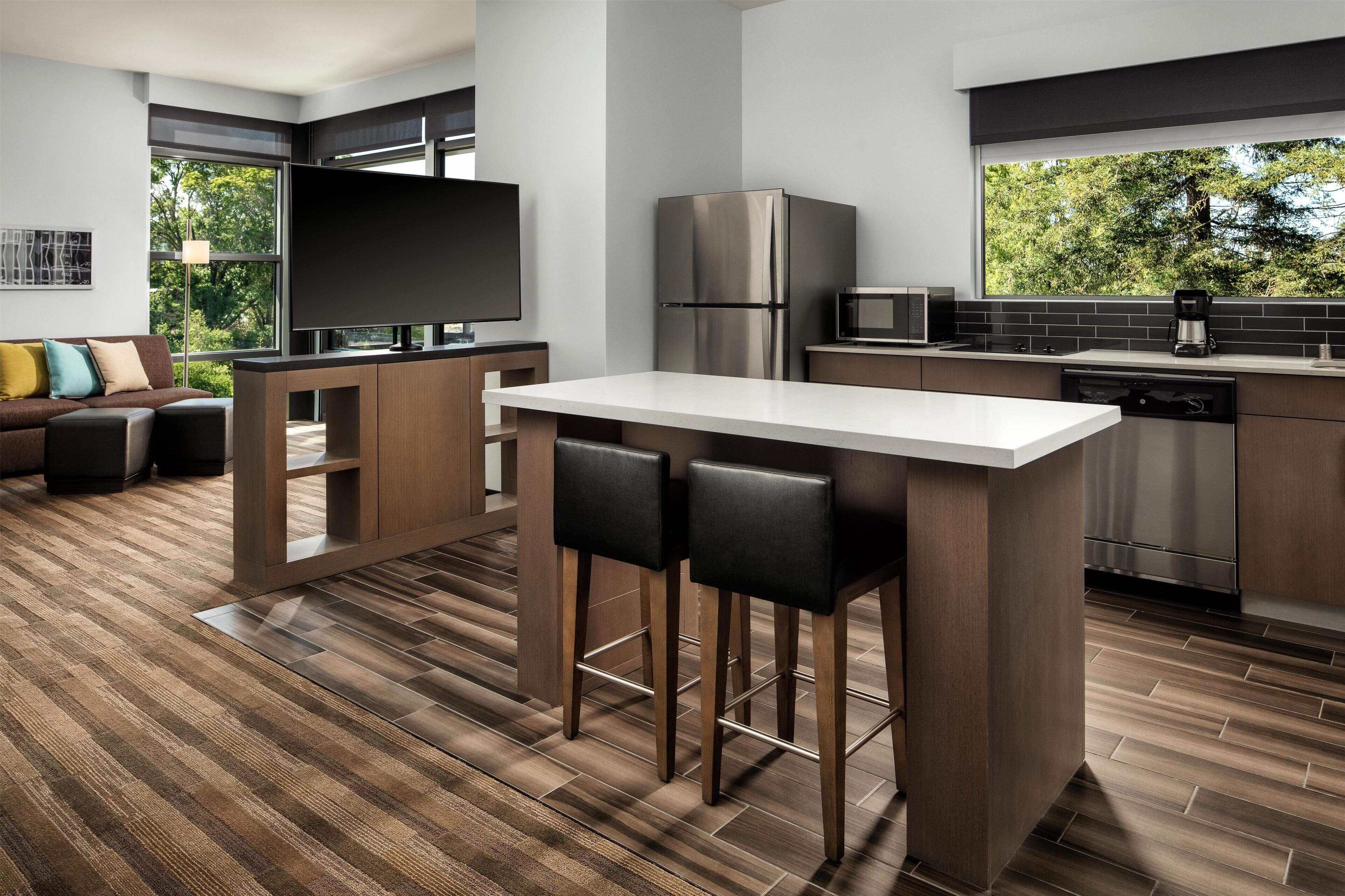 Executive Suite, Kitchen | Premium bedding, in-room safe, desk, laptop workspace