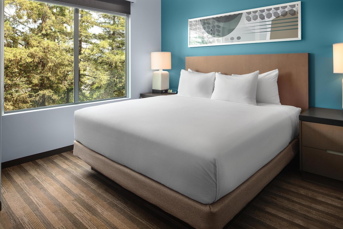 Premium bedding, in-room safe, desk, laptop workspace