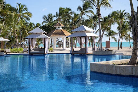 4 piscinas al aire libre, camas de piscina con cargo, sombrillas