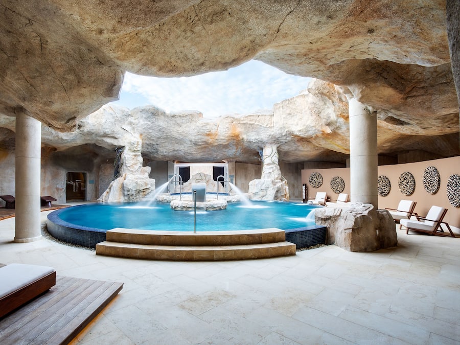 Couples treatment room(s), sauna, hot tub, steam room, body treatments