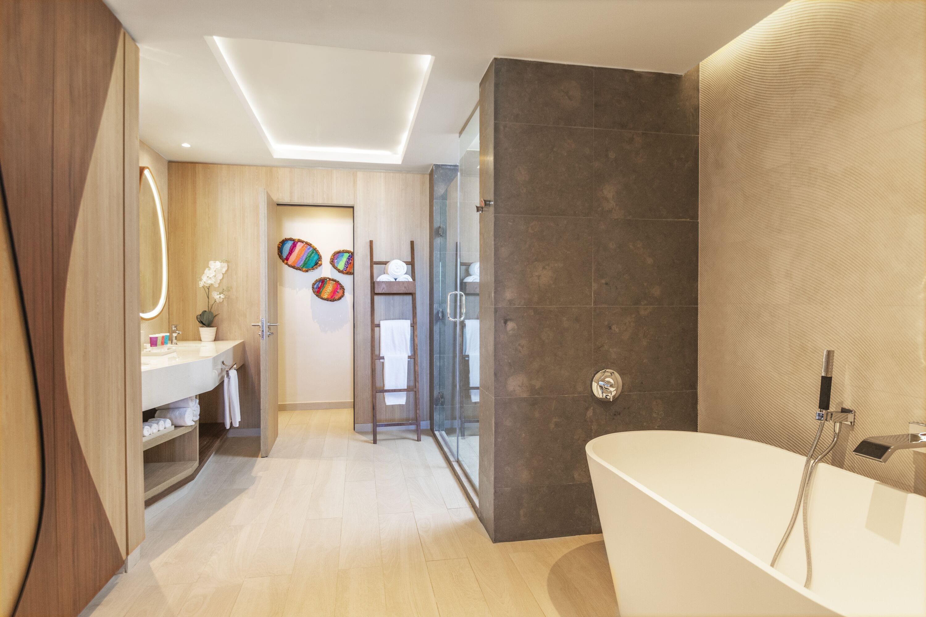 Une salle de bain moderne avec une baignoire, une cabine de douche en verre et un meuble-lavabo avec un miroir.
