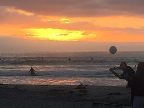 Vlak bij het strand, ligstoelen aan het strand, strandlakens