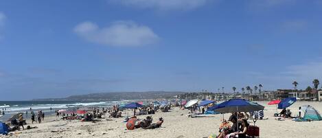 Beach nearby, sun-loungers, beach towels