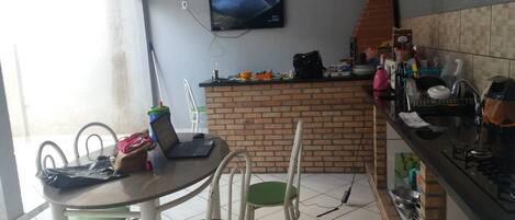 Réfrigérateur, micro-ondes, plaque de cuisson, cafetiÚre/bouilloire