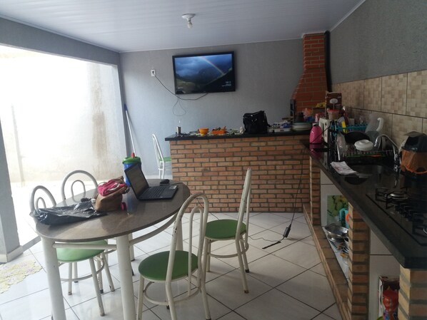 Kjøleskap, mikrobølgeovn, kokeplater og kaffetrakter/tekoker