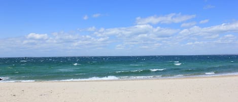 Beach nearby, sun loungers, beach towels